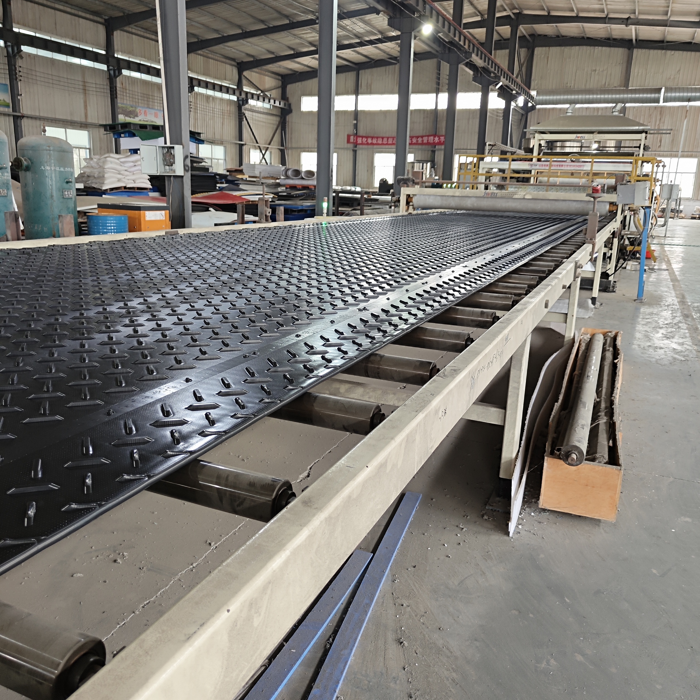 HDPE Ground Protection Mat, durable ground protection for construction sites, heavy-duty use